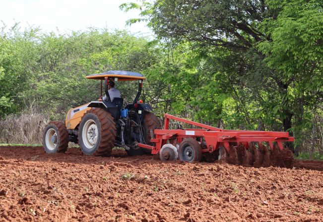Prefeitura inicia cortes de terra e beneficia agricultores do município.