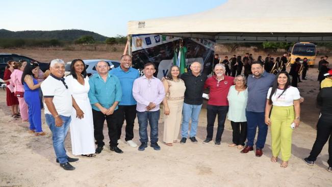 Prefeito assina ordem de serviço para construção do Campo de Futebol Society