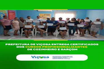 Prefeitura de Viçosa entrega certificados dos cursos profissionalizantes de cozinheiro e garçom.